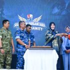 Wali Kota Banda Aceh Illiza Sa’aduddin Djamal menyerahkan potongan tumpeng kepada perwakilan TNI AU dalam peringatan HUT ke-80 Tentara Nasional Indonesia Angkatan Udara pada kegiatan Seulawah Dirgantara for Humanity di Banda Aceh, Jumat (10/4/2026). Foto: Dok. Prokopim Kota Banda Aceh