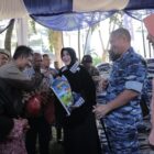 Wali Kota Banda Aceh, Illiza Sa’aduddin Djamal, menyerahkan paket sembako kepada masyarakat dalam kegiatan Gerakan Pangan Murah HUT ke-80 TNI AU di Taman Bustanussalatin, Banda Aceh, Sabtu (11/4/2026). Foto: Dok. Prokopim Kota Banda Aceh