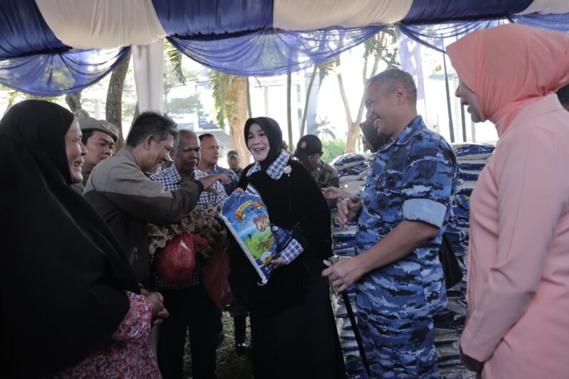 Wali Kota Banda Aceh, Illiza Sa’aduddin Djamal, menyerahkan paket sembako kepada masyarakat dalam kegiatan Gerakan Pangan Murah HUT ke-80 TNI AU di Taman Bustanussalatin, Banda Aceh, Sabtu (11/4/2026). Foto: Dok. Prokopim Kota Banda Aceh