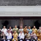 Gubernur Aceh, H. Muzakir Manaf foto bersama usai menghadiri silaturahmi dan dialog dengan agenda harmonisasi tata kelola serta sinergitas Pemerintah Pusat dan Daerah yang diselenggarakan Kemenko Polkam RI, di Ruang Parikesit, Gedung Utama Kemenko Polkam, Jakarta, Selasa (14/4/2026). Foto: Dok. Biro Adpim Setda Aceh