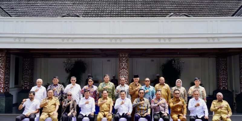 Gubernur Aceh, H. Muzakir Manaf foto bersama usai menghadiri silaturahmi dan dialog dengan agenda harmonisasi tata kelola serta sinergitas Pemerintah Pusat dan Daerah yang diselenggarakan Kemenko Polkam RI, di Ruang Parikesit, Gedung Utama Kemenko Polkam, Jakarta, Selasa (14/4/2026). Foto: Dok. Biro Adpim Setda Aceh