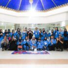 Wali Kota Banda Aceh Illiza Sa’aduddin Djamal melepas 15 siswa SMP untuk mengikuti Program IKON di Bandara Sultan Iskandar Muda, Minggu (12/4/2026). Foto: Dok. Prokopim Kota Banda Aceh