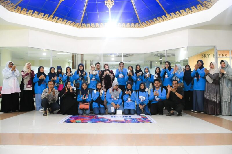 Wali Kota Banda Aceh Illiza Sa’aduddin Djamal melepas 15 siswa SMP untuk mengikuti Program IKON di Bandara Sultan Iskandar Muda, Minggu (12/4/2026). Foto: Dok. Prokopim Kota Banda Aceh