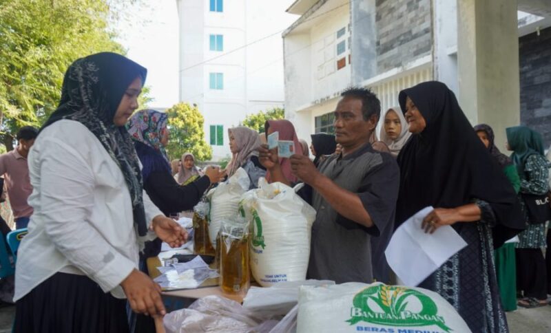 Suasana pembagian bantuan sosial pangan oleh Dinas Sosial Kota Banda Aceh kepada warga penerima manfaat, Rabu (15/4/2026). Foto: Dok. Diskominfo Kota Banda Aceh
