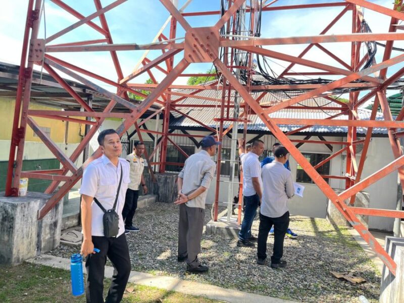 Petugas memverifikasi titik menara BTS dalam kegiatan pendataan infrastruktur telekomunikasi di Banda Aceh, Rabu (15/4/2026). Foto: Dok. Diskominfo Kota Banda Aceh