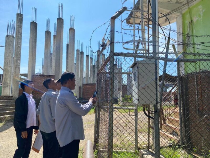 Petugas gabungan OPD saat memverifikasi titik menara BTS di wilayah Lueng Bata, Banda Aceh, Rabu (15/4/2026). Foto: Dok. Diskominfo Kota Banda Aceh