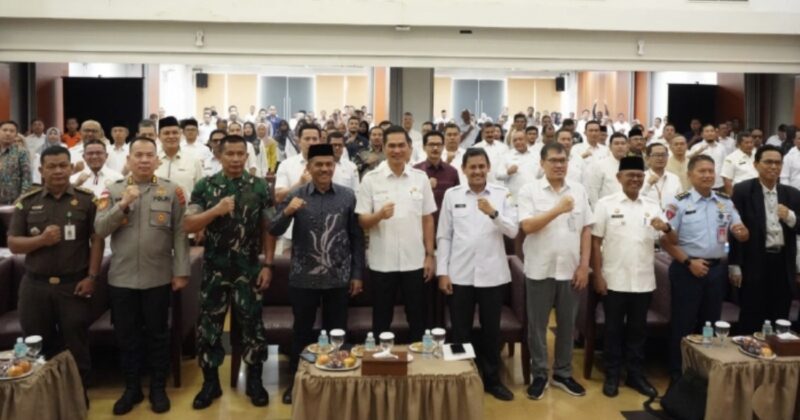 Foto bersama usai menggelar forum konsultasi publik yang membahas arah pembangunan Aceh tahun 2027, Rabu (8/4/2026). Foto: Dok. DPRA