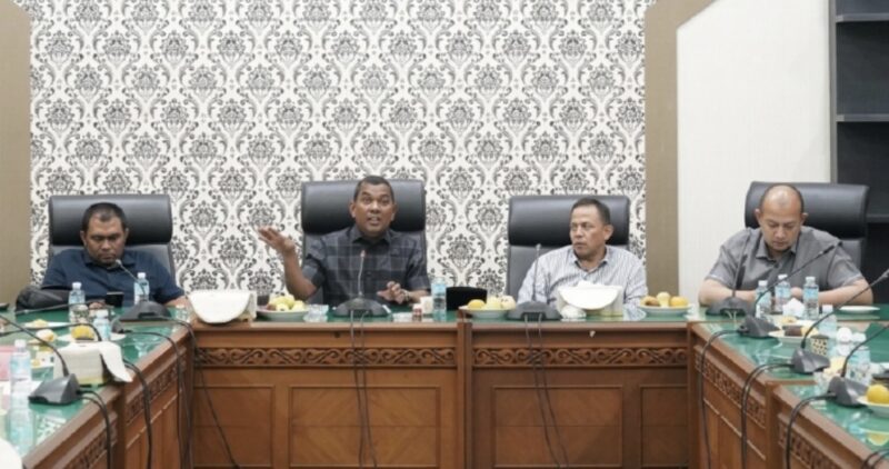 Suasana rapat kerja Satgas DPRA yang membahas pemulihan pascabencana di Aceh, Selasa (14/4/2026). Foto: Dok. DPRA