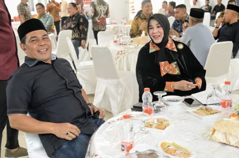 Bupati Aceh Besar, H Muharram Idris bersama Wali Kota Banda Aceh Illiza Sa’aduddin Djamal menghadiri Konferensi IV Forum KKA di Pendopo Walikota Banda Aceh, Sabtu (18/04/2026). Foto: Dok. Istimewa 