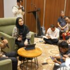 Wakil Gubernur Aceh, H. Fadhlullah, saat menjadi narasumber pada kegiatan Uji Kompetensi Wartawan (UKW) dan seminar nasional yang diselenggarakan oleh Dinas Komunikasi, Informatika dan Persandian (Diskominsa) Aceh bekerja sama dengan Asosiasi Media Siber Indonesia (AMSI) Aceh dan Lembaga Uji Kompetensi Wartawan Universitas Muhammadiyah Jakarta (LUKW UMJ), di Hotel Ayani, Banda Aceh, Kamis (16/4/2026). Foto: Dok. Biro Adpim Setda Aceh 