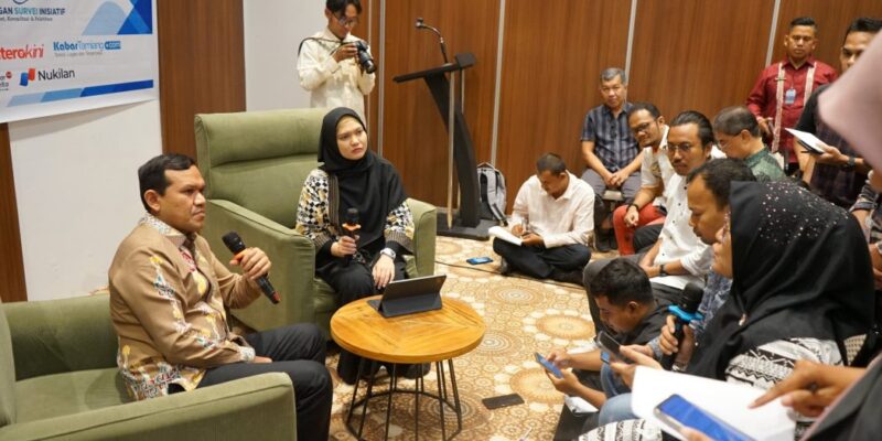 Wakil Gubernur Aceh, H. Fadhlullah, saat menjadi narasumber pada kegiatan Uji Kompetensi Wartawan (UKW) dan seminar nasional yang diselenggarakan oleh Dinas Komunikasi, Informatika dan Persandian (Diskominsa) Aceh bekerja sama dengan Asosiasi Media Siber Indonesia (AMSI) Aceh dan Lembaga Uji Kompetensi Wartawan Universitas Muhammadiyah Jakarta (LUKW UMJ), di Hotel Ayani, Banda Aceh, Kamis (16/4/2026). Foto: Dok. Biro Adpim Setda Aceh 