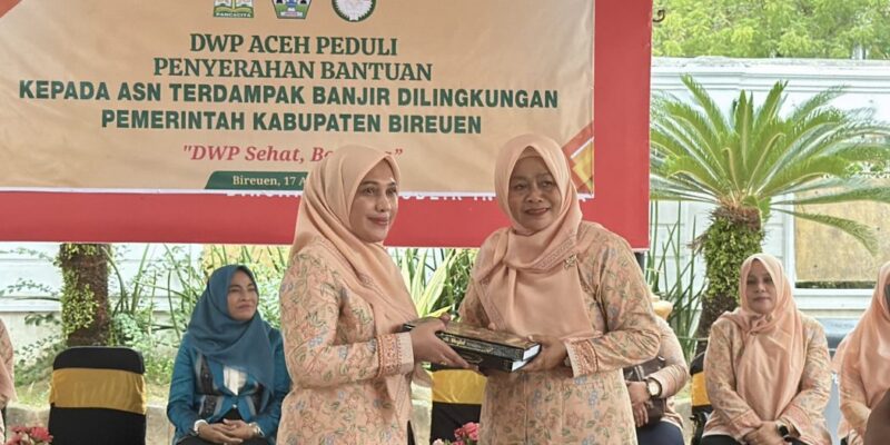 Penyerahan bantuan oleh DWP Aceh kepada ASN terdampak bencana sebagai bentuk kepedulian sosial pascabencana, Jumat (17/04/2026). Foto: Dok. Biro Adpim Setda Aceh