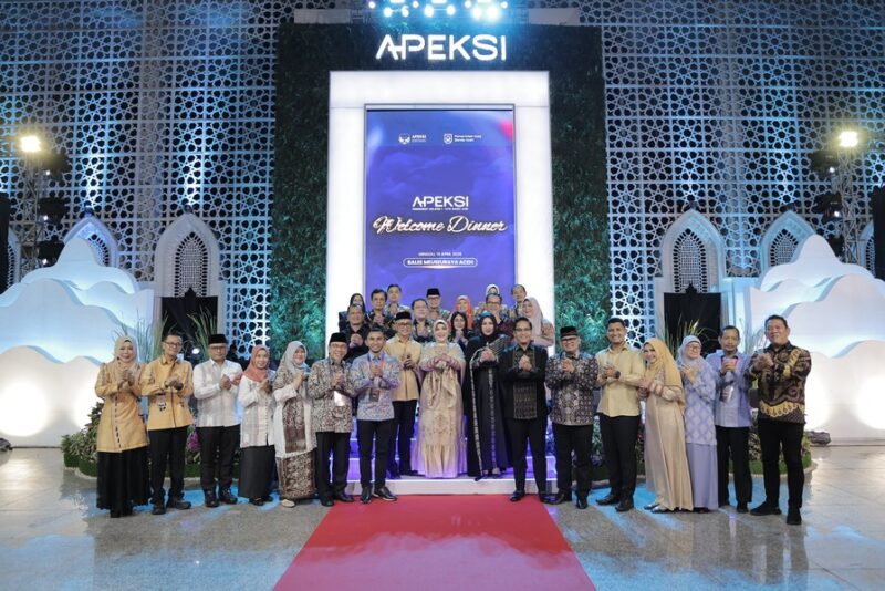 Wali Kota Banda Aceh Illiza Sa’aduddin Djamal berfoto bersama delegasi APEKSI usai acara welcome dinner Raker Komwil I APEKSI 2026 di Banda Aceh, Minggu (19/04/2026). Foto: Dok. Prokopim Kota Banda Aceh
