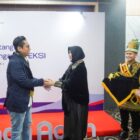 Wali Kota Banda Aceh Illiza Sa’aduddin Djamal menyambut kedatangan delegasi APEKSI di VIP Bandara Sultan Iskandar Muda, Minggu (19/04/2026). Foto: Dok. Diskominfo Kota Banda Aceh