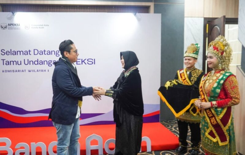 Wali Kota Banda Aceh Illiza Sa’aduddin Djamal menyambut kedatangan delegasi APEKSI di VIP Bandara Sultan Iskandar Muda, Minggu (19/04/2026). Foto: Dok. Diskominfo Kota Banda Aceh