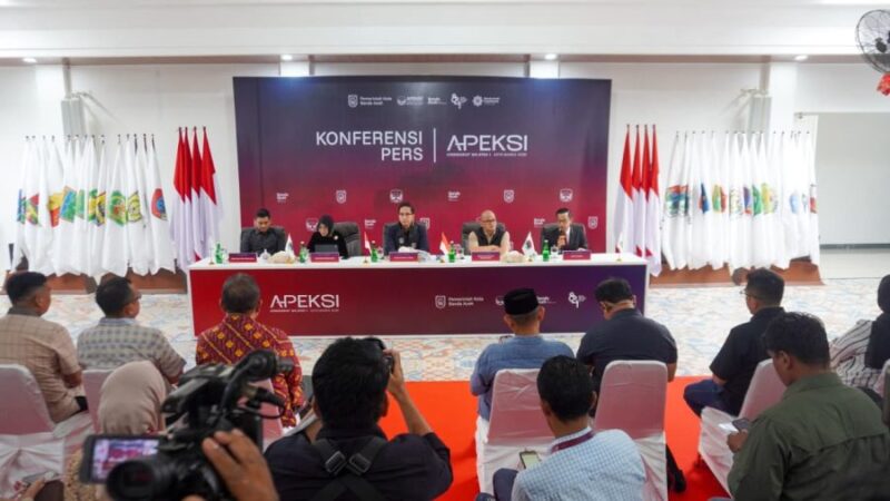 Wali Kota Banda Aceh, Illiza Sa’aduddin Djamal, bersama panitia pelaksana saat konferensi pers Raker Komwil I APEKSI 2026 di Banda Aceh, Minggu (19/04/2026). Foto: Dok. Diskominfo Kota Banda Aceh