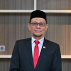 Wakil Ketua DPRK Banda Aceh memberikan apresiasi atas capaian MTsN 1 Model Banda Aceh yang berhasil masuk Top 10 nasional berdasarkan prestasi siswa. Foto: Dok. DPRK Banda Aceh