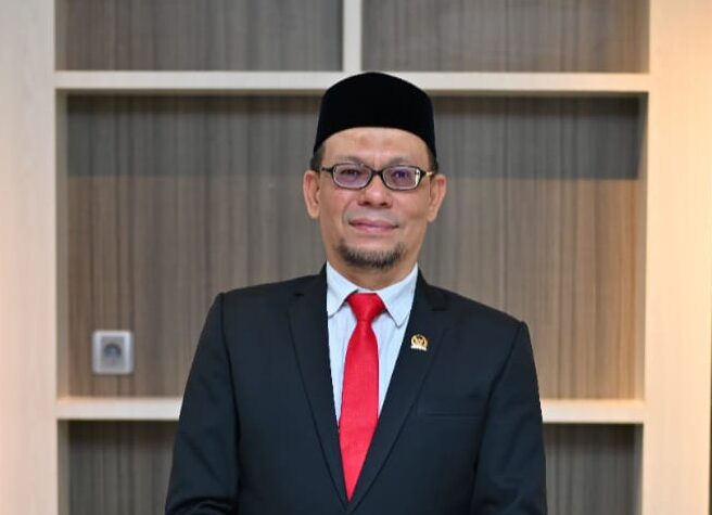 Wakil Ketua DPRK Banda Aceh memberikan apresiasi atas capaian MTsN 1 Model Banda Aceh yang berhasil masuk Top 10 nasional berdasarkan prestasi siswa. Foto: Dok. DPRK Banda Aceh