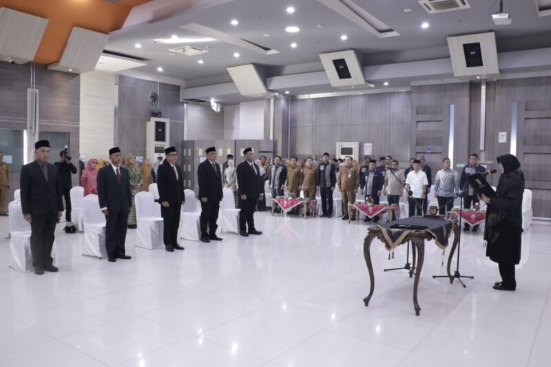Wali Kota Banda Aceh, Illiza Sa’aduddin Djamal, melantik lima pejabat Eselon II di lingkungan Pemko Banda Aceh, Senin (20/4/2026). Foto: Dok. Prokopim Kota Banda Aceh