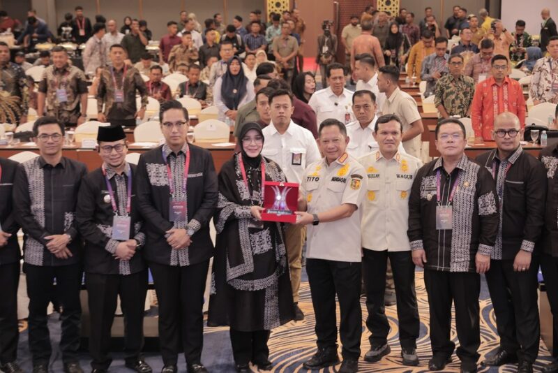 Momen penyerahan cendera mata dari Wali Kota Banda Aceh Illiza kepada Mendagri Tito Karnavian dalam rangka Raker APEKSI Komwil I di Banda Aceh, Senin (20/4/2026). Foto: Dok. Prokopim Kota Banda Aceh 