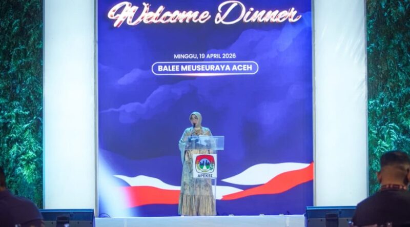 Wali Kota Banda Aceh Illiza Sa’aduddin Djamal menyampaikan sambutan pada jamuan Raker Komwil I APEKSI di Balee Meuseuraya Aceh, Minggu (19/4/2026) malam. Foto: Dok. Diskominfo Kota Banda Aceh