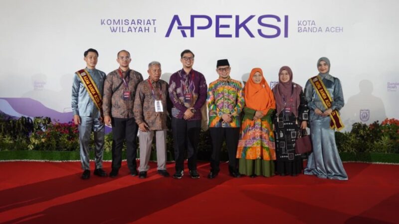 Wakil Wali Kota Bukittinggi bersama para kepala daerah peserta APEKSI Komwil I berfoto bersama usai Gala Dinner di Banda Aceh, Minggu (19/4/2026). Foto: Dok. Diskominfo Kota Banda Aceh