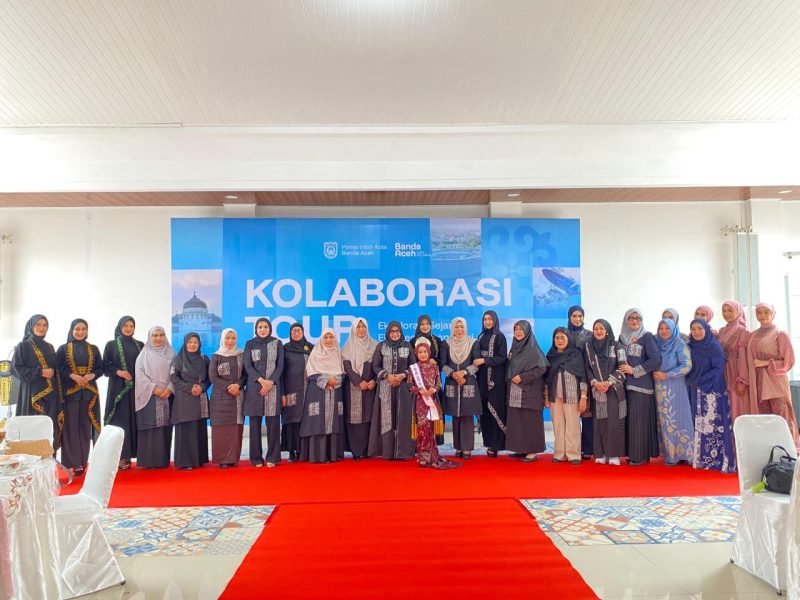 Ketua TP PKK Kota Banda Aceh, Dessy Maulidha, berfoto bersama delegasi APEKSI usai kegiatan Kolaborasi Tour di Banda Aceh, Senin (20/4/2026). Foto: Dok. Diskominfo Kota Banda Aceh