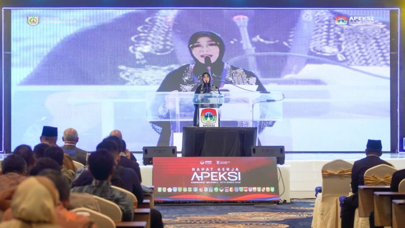 Wali Kota Banda Aceh Illiza Sa’aduddin Djamal menyampaikan pandangan dalam Raker Komwil I APEKSI di Banda Aceh, Selasa (21/4/2026). Foto: Dok. Diskominfo Kota Banda Aceh
