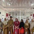 Pelajar dan jajaran Dekranasda Aceh Barat berfoto bersama usai kegiatan edukasi kerajinan lokal di Woyla, Senin (20/4/2026). Foto: Dok. Pemkab Aceh Barat