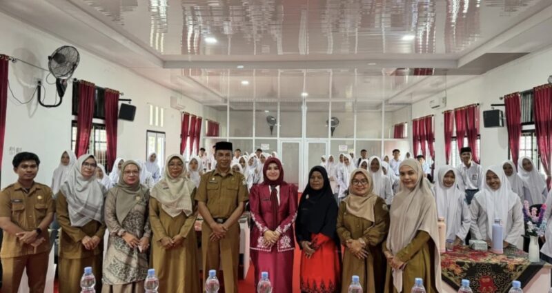 Pelajar dan jajaran Dekranasda Aceh Barat berfoto bersama usai kegiatan edukasi kerajinan lokal di Woyla, Senin (20/4/2026). Foto: Dok. Pemkab Aceh Barat