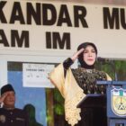 Wali Kota Banda Aceh Illiza Sa’aduddin Djamal memimpin apel peringatan HUT ke-821 Kota Banda Aceh di Lapangan Jasdam Neusu Aceh, Rabu (22/4/2026). Foto: Dok. Istimewa 