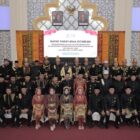Wali Kota Banda Aceh Illiza Sa’aduddin Djamal dan Wakil Wali Kota Afdhal Khalilullah berfoto bersama Ketua DPRK Irwansyah serta jajaran usai rapat paripurna HUT ke-821 Kota Banda Aceh, Rabu (22/4/2026). Foto: Dok. Prokopim Kota Banda Aceh