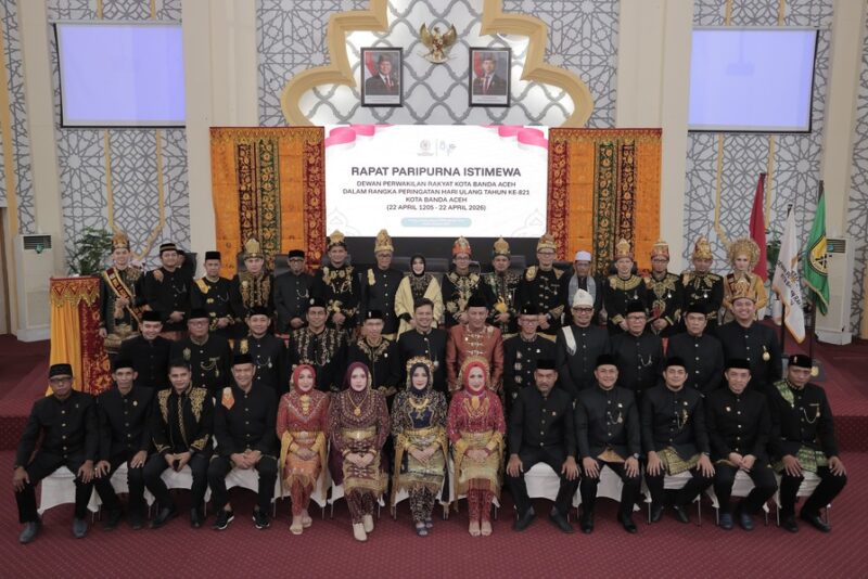 Wali Kota Banda Aceh Illiza Sa’aduddin Djamal dan Wakil Wali Kota Afdhal Khalilullah berfoto bersama Ketua DPRK Irwansyah serta jajaran usai rapat paripurna HUT ke-821 Kota Banda Aceh, Rabu (22/4/2026). Foto: Dok. Prokopim Kota Banda Aceh