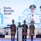 Wali Kota Banda Aceh Illiza Sa’aduddin Djamal menyampaikan sambutan pada Malam Resepsi HUT ke-821 Kota Banda Aceh di Blang Padang, Rabu (22/4/2026). Foto: Dok. Prokopim Kota Banda Aceh