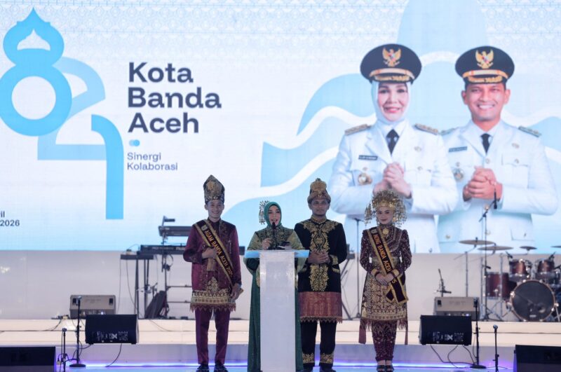 Wali Kota Banda Aceh Illiza Sa’aduddin Djamal menyampaikan sambutan pada Malam Resepsi HUT ke-821 Kota Banda Aceh di Blang Padang, Rabu (22/4/2026). Foto: Dok. Prokopim Kota Banda Aceh
