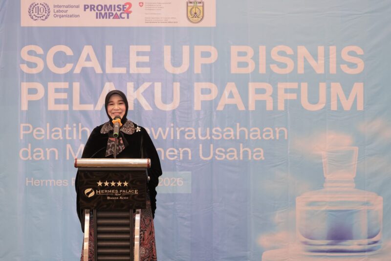 Wali Kota Banda Aceh Illiza Sa’aduddin Djamal membuka pelatihan parfum untuk UMKM di Hotel Hermes Palace, Kamis (23/4/2026). Foto: Dok. Prokopim Kota Banda Aceh
