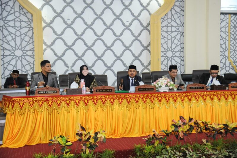 Wakil Ketua DPRK Banda Aceh Daniel Abdul Wahab memimpin Rapat Paripurna LKPJ Wali Kota Banda Aceh Tahun Anggaran 2025, Kamis (23/4/2026). Foto: Dok. DPRK Banda Aceh