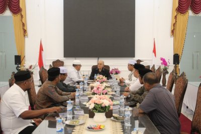 Tgk. Malik Mahmud Al Haythar menerima audiensi ulama muda Aceh di Meuligoe Wali Nanggroe, Rabu (22/4/2026). Foto: Dok. Istimewa 