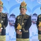 Wakil Ketua DPRK Banda Aceh, Daniel Abdul Wahab, mengenakan busana adat Aceh saat menghadiri rangkaian peringatan HUT Kota Banda Aceh, Rabu (22/4/2026). Foto: Dok. Istimewa 