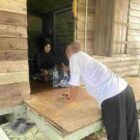 Petugas kepolisian memberikan bantuan makanan kepada seorang ibu yang sebelumnya melaporkan KDRT di Aceh, Sabtu (26/4/2026). Foto: Dok. Istimewa 