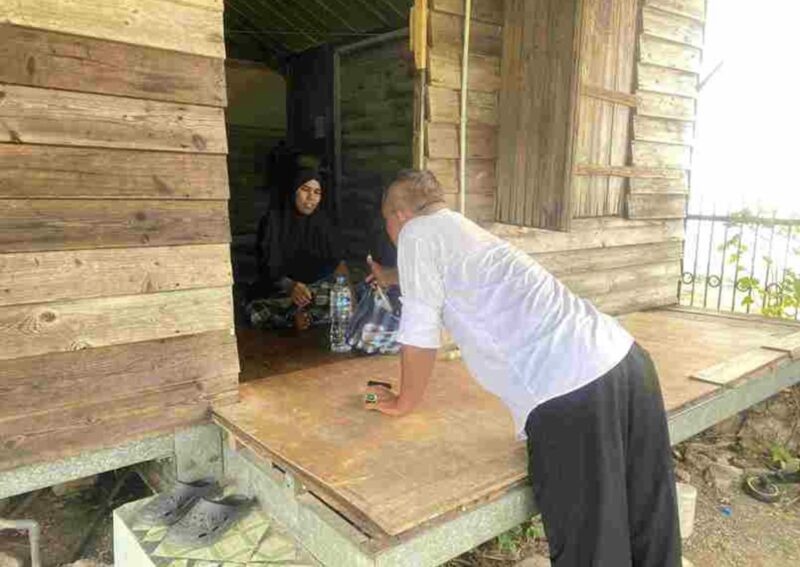Petugas kepolisian memberikan bantuan makanan kepada seorang ibu yang sebelumnya melaporkan KDRT di Aceh, Sabtu (26/4/2026). Foto: Dok. Istimewa 