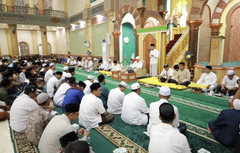 Wakil Bupati Aceh Barat Said Fadheil menghadiri kegiatan zikir akbar bersama ulama dan masyarakat di Masjid Agung Baitul Makmur, Minggu (26/4/2026). Foto: Dok. Pemkab Aceh Barat