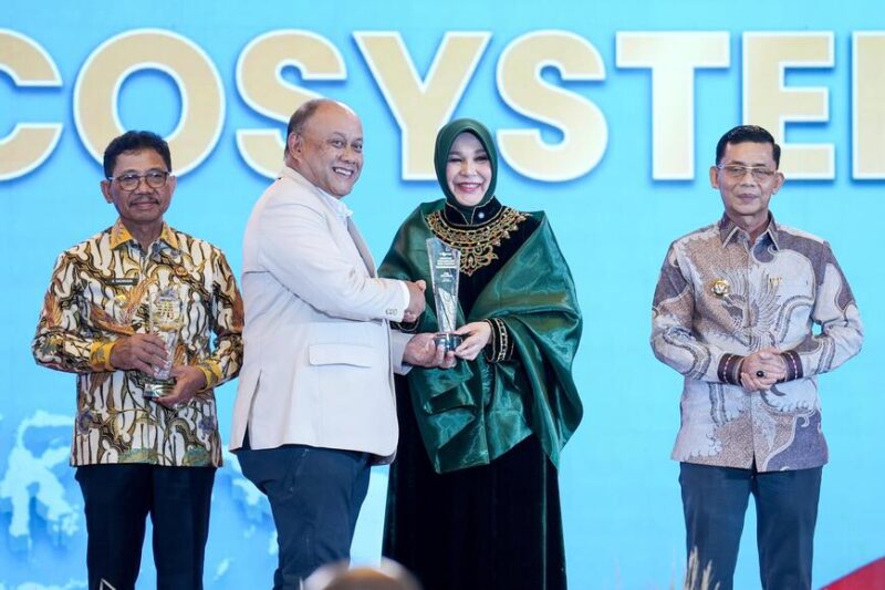 Wali Kota Banda Aceh Illiza Sa’aduddin Djamal menerima penghargaan National Governance Award 2026 di The Ritz-Carlton, Jakarta, Jumat (24/4/2026). Foto: Dok. Prokopim Kota Banda Aceh