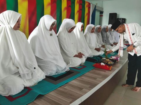 Prosesi peusijuk jamaah calon haji dan Tenaga Kesehatan Haji Indonesia (TKHI) 2026 oleh Dinas Kesehatan Kota Banda Aceh di Aula Ibnu Sina, Jumat (24/4/2026). Foto: Dok. Diskominfo Kota Banda Aceh