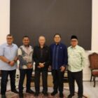 Wali Nanggroe Aceh Tgk. Malik Mahmud Al Haythar bersama Anggota DPR RI Komisi XII Irsan Sosiawan Gading, Wakil Ketua I DPRA Saifuddin Muhammad, serta jajaran terkait berfoto bersama usai pertemuan membahas isu ketahanan energi nasional di Meuligoe Wali Nanggroe, Selasa (21/4/2026). Foto: Dok. Wali Nanggroe Aceh