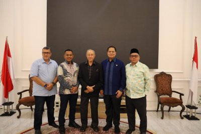 Wali Nanggroe Aceh Tgk. Malik Mahmud Al Haythar bersama Anggota DPR RI Komisi XII Irsan Sosiawan Gading, Wakil Ketua I DPRA Saifuddin Muhammad, serta jajaran terkait berfoto bersama usai pertemuan membahas isu ketahanan energi nasional di Meuligoe Wali Nanggroe, Selasa (21/4/2026). Foto: Dok. Wali Nanggroe Aceh