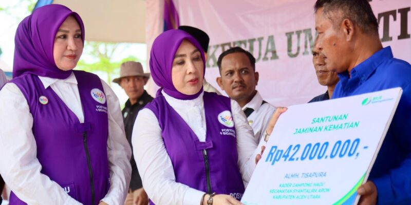 Ketua Tim Pembina Posyandu Aceh, Ny. Marlina Muzakir bersama Wakil Ketua Posyandu Aceh, Ny. Mukarramah Fadhlullah, saat menyerahkan paket bantuan kepada masyarakat pada pada puncak peringatan Hari Posyandu Nasional 2026 di Gampong Geudumbak Kecamatan Langkahan, Aceh Utara, Rabu (29/4/2026). Foto: Dok. Biro Adpim Setda Aceh 