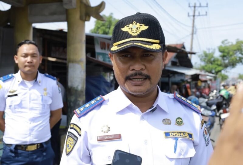 Kepala Dinas Perhubungan Aceh Barat, Erdian Mourny, memberikan keterangan terkait pengaktifan halte bus sekolah di Meulaboh, Selasa (28/4/2026). Foto: Dok. Pemkab Aceh Barat