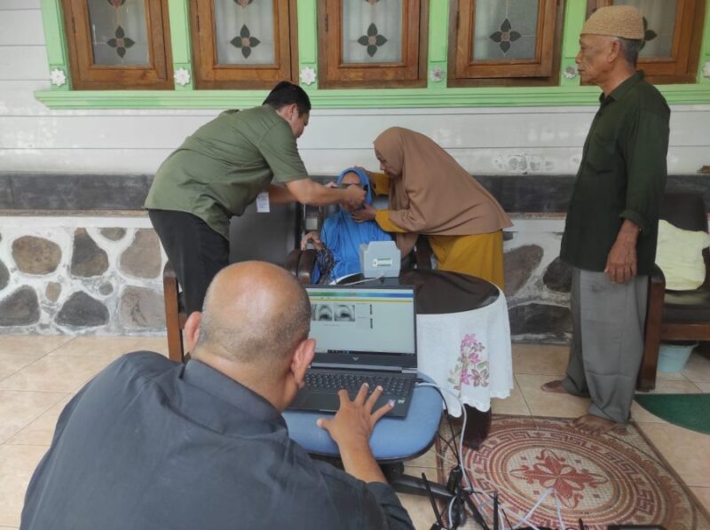Petugas Disdukcapil Banda Aceh melakukan perekaman data biometrik KTP-el terhadap warga lansia berkebutuhan khusus di Gampong Lhong Cut, Jumat (24/4/2026). Foto: Dok. Diskominfo Kota Banda Aceh