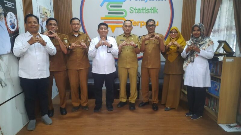 Foto bersama usai pertemuan Diskominfotik Banda Aceh, Diskominsa Aceh, dan BPS Kota Banda Aceh dalam rangka penguatan sinergi dan integrasi data pembangunan, Selasa (28/4/2026). Foto: Dok. Diskominfo Kota Banda Aceh